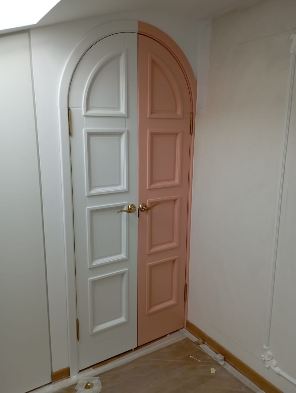Покраска дверей в два цвета